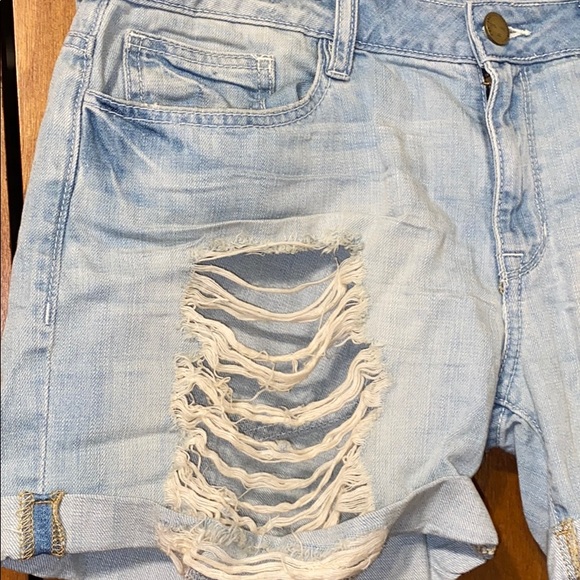 Forever 21 distressed denim shorts NWT - Picture 2 of 6
